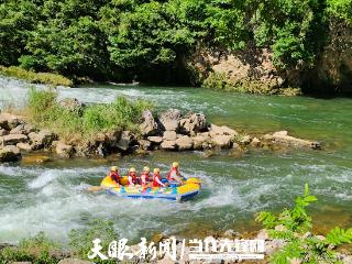 小黄鸭“漂”进黄果树！“双黄”联动打造全国首个IP主题漂流乐园