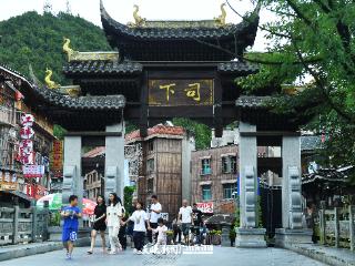 清水江畔古意浓 下司古镇游人乐