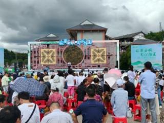 安顺经开区举办“旅居安顺·爽心怡夏” 避暑旅居活动 38 名旅居客获颁 “新市民” 证书
