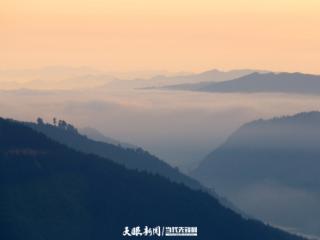 黔东南：云海泼金叩平寨