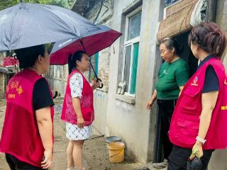 雨情下的温暖守护