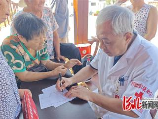晋州：联勤军医送健康 军民鱼水情谊深