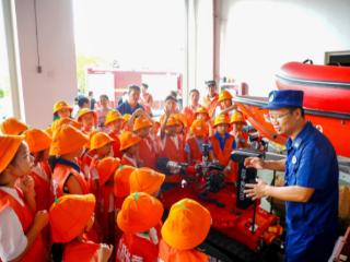 赣州蓉江新区“小小消防员”零距离体验消防生活