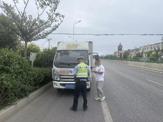 聊城市东昌府区交通管理大队早间集中查处整治行动持续发力
