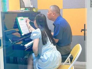 小学生的钢琴班有位“钢琴爷爷” 非常飒！
