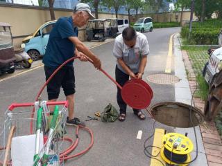 李营街道五里屯社区开展环境清洁行动