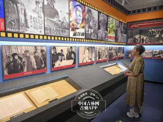 长影老艺术家陈学洁参观吉林省近现代史展 追忆光影岁月传承电影初心