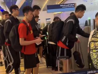 中国男篮结束亚洲杯之旅回国，王俊杰继续赴美开启新学期