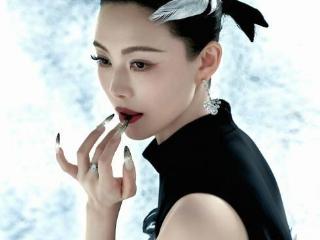 歌唱家常思思费加罗大片爆出，造型时尚又大胆，实力与颜值双丰收！