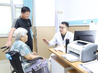 省级专家穆卫东到阳信县中医医院坐诊