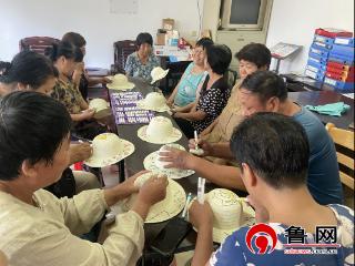 “帽”出新意——德州天衢新区抬头寺镇开展手绘草帽创意活动
