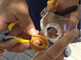 大娘手指卡进酱油瓶 消防60s内高效救援