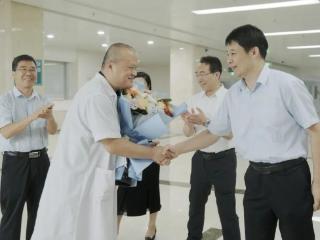 滨州市委常委、宣传部部长冷兴邦到市中心医院走访慰问医师代表