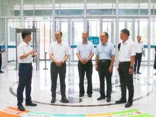 中国医师节，滨州市人大常委会副主任王方正一行到市妇保院慰问