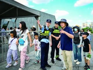 警方护航，营造有序参观环境