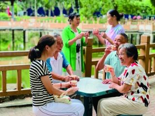 “清凉驿站”摆社区 一杯凉茶话家常