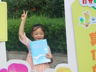 临沂第四实验小学发放一年级录取通知书