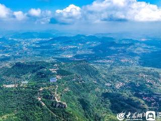 临沂：天上王城景区云雾缭绕