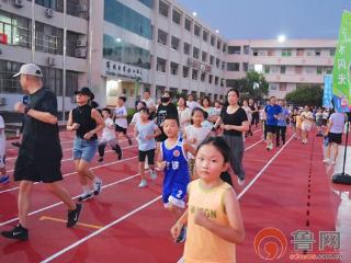 迈出健康 练出强壮——枣庄市薛城区实验小学2025暑期亲子悦跑正式开启