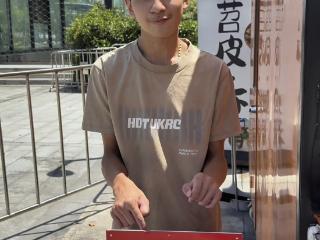 被吴克群点赞过的脑瘫少年回馈社会：免费为路人提供雨伞和矿泉水