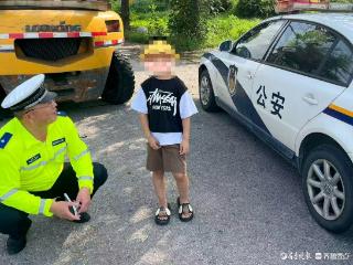 “我找不到家长了……”萌娃街头徘徊，东昌府交警暖心出手