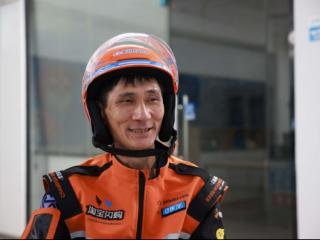 城市骑士10米高桥跳水救人获淘宝闪购“橙意计划”全国首个奖励
