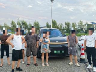 超员30%！6人座硬塞8人，高速交警当场查获