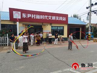 【民生实事进行时】德州天衢新区赵虎镇开展“笑语欢歌 健康同行”彩带舞表演