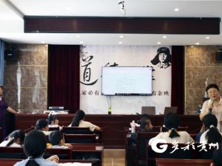 汇川：避暑客变身课外导师 武汉退休教师为乡村娃开讲红色故事
