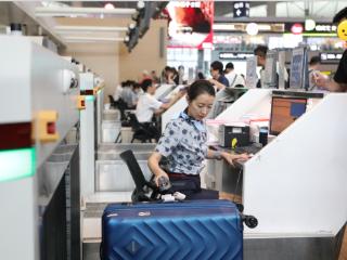 服务旅客达2万人次！暑运镜头：东航山东一线员工全力保障旅客顺畅出行