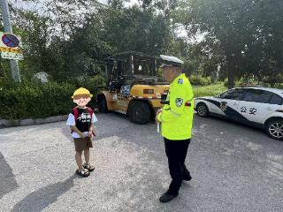 7岁萌娃街头徘徊 交警开启暖心“护娃”模式
