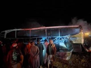 阿富汗西部一大巴车发生交通事故起火 已致76人死亡