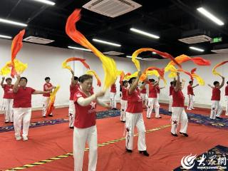 彩绸翻飞 德州天衢新区抬头寺镇妇女用广场舞演绎新时代风采