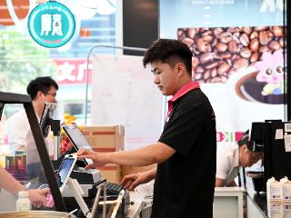 在城市中奔跑的年轻人｜深夜食堂的守夜人