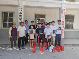 【社会主义核心价值观“五个融入”】济南市莱芜区羊里街道梁王石村：爱心助学送关怀 励志青春报家国