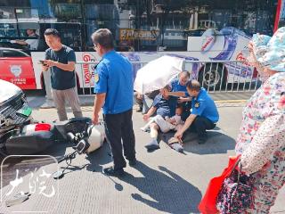 群众交通事故受伤　街道执法队员紧急救助