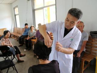 临沂：中医志愿者十余年间走遍沂蒙山区 为数万名群众免费义诊