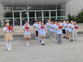 纪念抗战胜利80周年：“新华院”旧址迎来了山东师大附小“雏鹰班”