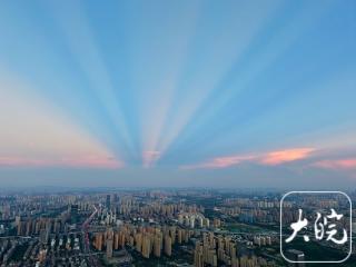 合肥天空放射状光束是什么？气象专家：“反云隙光”