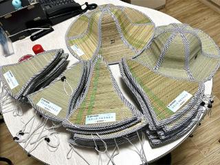江南农村商业银行携手金梅花园社区开展“一顶草帽一片情”夏日送关怀活动