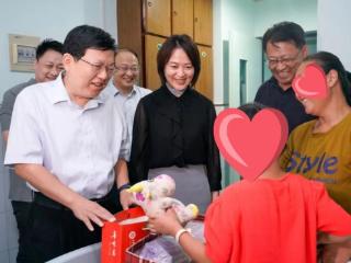 济南市副市长任广锋看望慰问“天使阳光 全心救助”先心病患儿