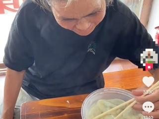 暖心！拾荒老人到饺子店讨水喝 太和这位店主端上饺子还塞钱