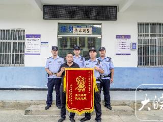 “00后”辅警冒高温忍蜂蜇排隐患 获赠动漫锦旗