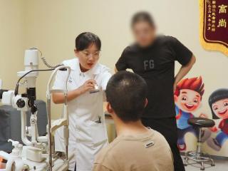 陪诊老父亲在室内仍戴墨镜，医生敏锐识别眼睑肿物，幸亏及时手术