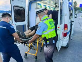 警医联动紧急接力 高速交警为生命护航