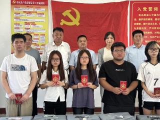 济南市莱芜区羊里街道朱家庄村联合山东泰丰商业集团有限公司开展大学生助学活动