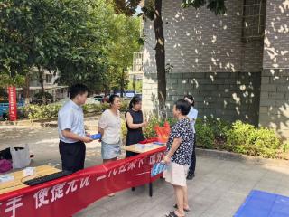 建行广信支行开展“张富清金融服务队”进社区活动