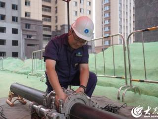 烈日下的守护：安全施工确保居民“烟火气”不断档