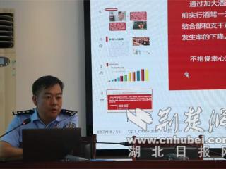 交通安全宣传进监所 双警携手共拒酒驾