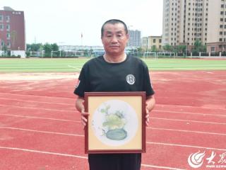 执笔守夜，绘梦校园——潍坊经济区实验学校的“光影诗人”